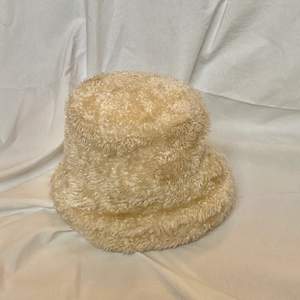 En elegant buckethat som värmer nu under vintern🤍🤍 frakt 45kr🤍💋