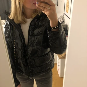 Jacka - Säljer denna jackan från zara i storlek xs men passar mig jättebra som har S🥰