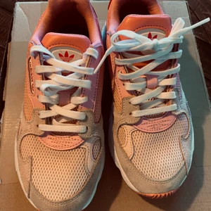 Adidas sneakers - Snygga sneakers från adidas, färgerna är i 3 olika rosa nyanser. Använda Max 3 ggr