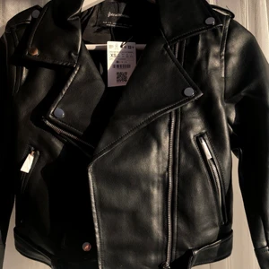 Skinnjacka - Superfin skinnjacka som jag aldrig använt då den är för liten, prislappen är kvar. Köparen står för frakt💕