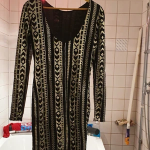 Fest glitter klänning  - I mycket bra skick och passar till allt. Finns fler bilder och passar till jul och ny års