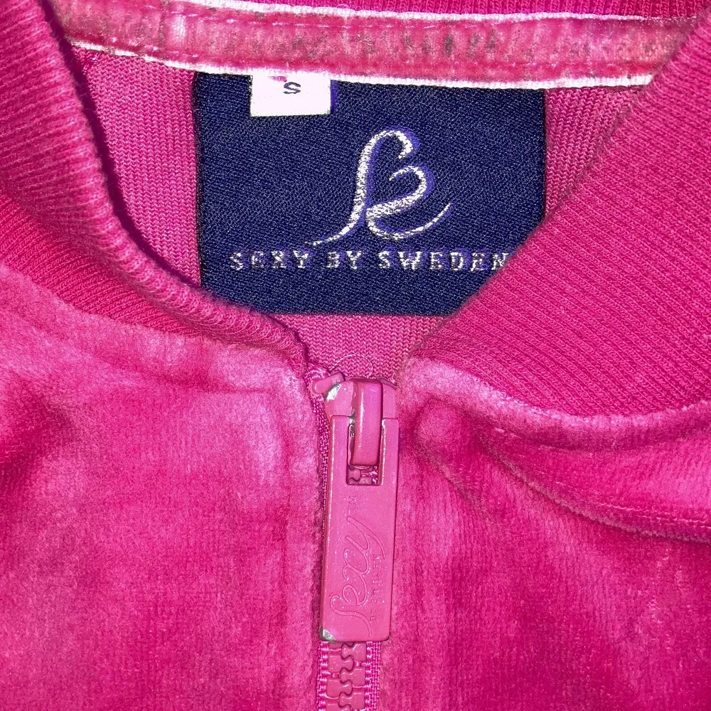 En råsa tröja från sexy by sweden. Köpt sekundhand men aldrig använt. Den är i mycket bra skick och inga tecken på skador förutom jätte lite slitningar på dragkedjan som ni kan se på tredje bilden💕 (priset kan diskuteras). Hoodies.
