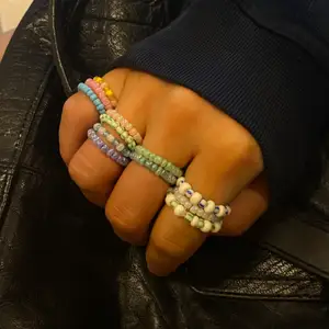 Supersnygga ringar i olika färger & designer 🤩 gjorda av elastisk tråd 🖤 storlek och färgkombinationer väljer du själv! ✨ 25kr styck, 12kr frakt