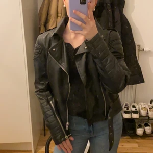 Svart skinnjacka - Fin svart skinnjacka i storlek 38, jag har storlek xs-s i vanliga fall. Fint skick. 