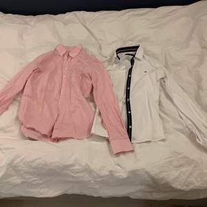Säljer två skjortor. Den rosa är från Morris och den vita från Tommy hilfiger. Båda är i storlek 36/S. De är i slim fit båda två. De är lite för små för mig men har bara använt den vita två gånger och den rosa är oanvänd. Den vita kostar 100kr, den rosa 150 eller båda för 200kr 