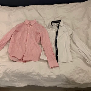 Skjorta  - Säljer två skjortor. Den rosa är från Morris och den vita från Tommy hilfiger. Båda är i storlek 36/S. De är i slim fit båda två. De är lite för små för mig men har bara använt den vita två gånger och den rosa är oanvänd. Den vita kostar 100kr, den rosa 150 eller båda för 200kr 