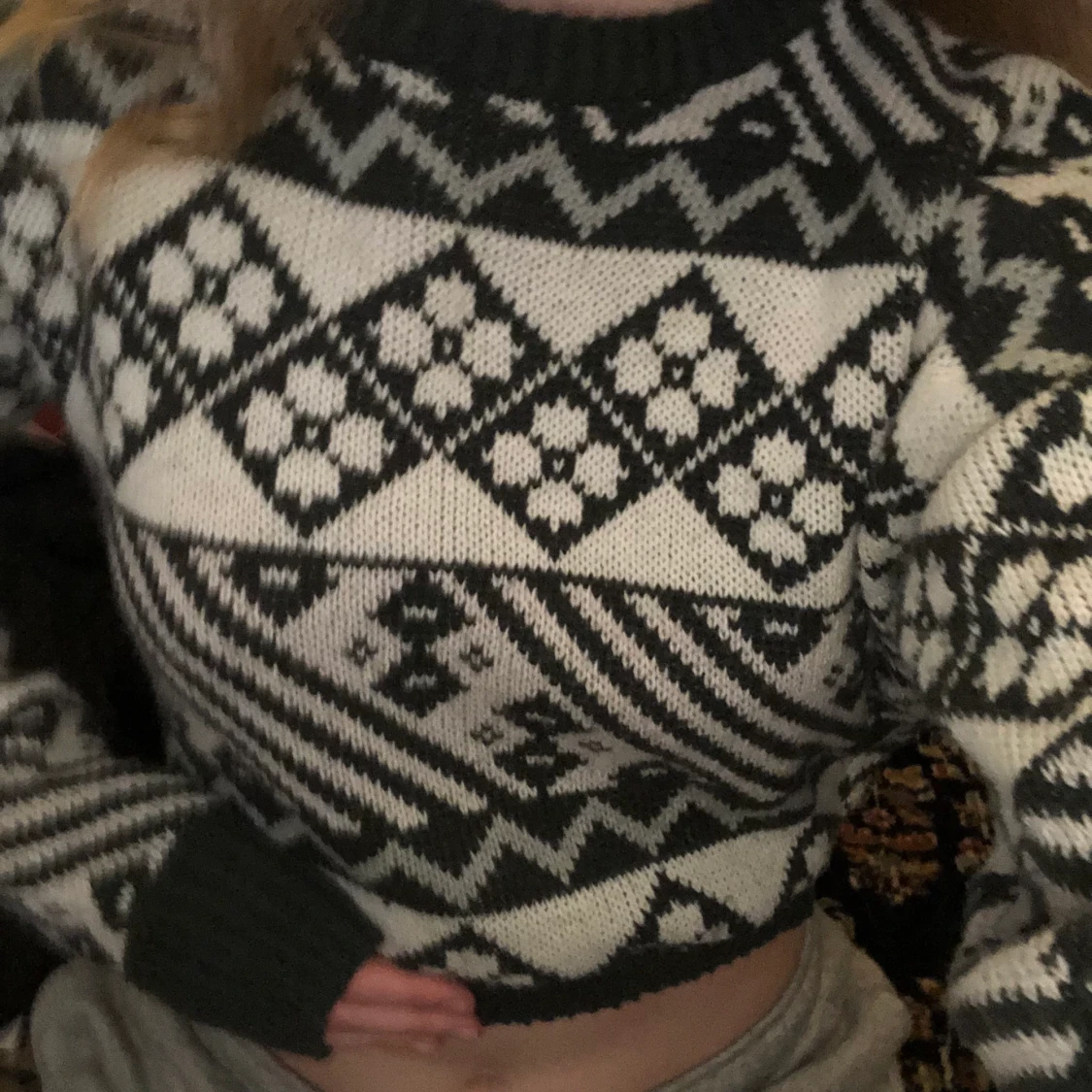 Stickad croptop i svart och vitt mönster! - 90