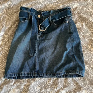 Hm jeanskjol  - så himla fin kjol som jag köpte i somras men aldirg kommit till användning då jag tyvärr köpte en för liten storlek. Storlek 34