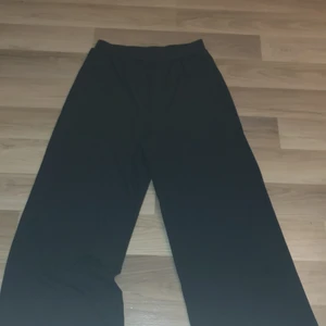 Svarta byxor  - Svarta randiga sköna byxor 