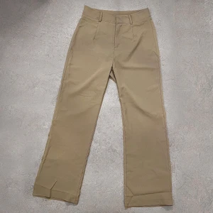 Beige Suit Pants (M), 50SEK  - Oanvända beiga kostymbyxor från Shein. Är minimal strecth i själva byxbenen och ingen stretch alls i midjan. Jag är 163 lång och har 74 i midjemått. 