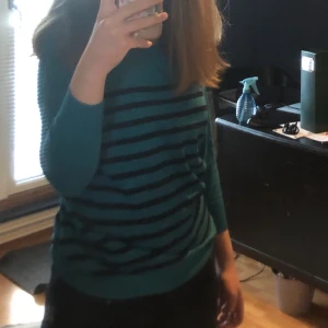 Randig tröja - Blå tröja med svarta ränder från hm💞 den här Modellen har ganska korta armar som ni kanske ser. (Tror inte den  finns kvar på hm längre)