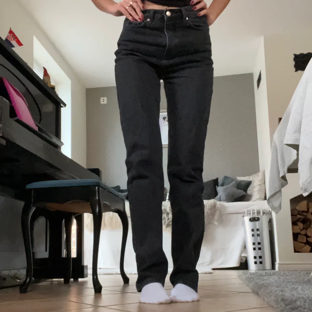 Svarta jeans från A-dsgn. Endast använda 1 gång, säljer pga att de är lite stora på mig. *Första bilden är lånad* frakten är exkl. priset. Skriv vid intresse eller frågor💓 (nypris 699kr) (jag är 178 cm) . Jeans & Byxor.