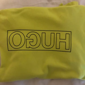 Hugo boss tröja  - Storlek XS passar S                                                                             Har ett litet hål på armen                                                   Kan mötas upp i Stockholm 