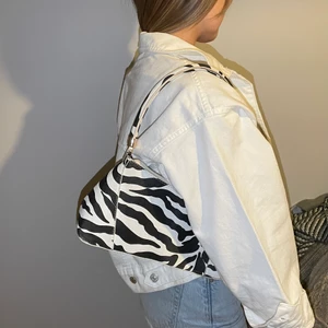 Zebra väska - Zebra väska !! Super fin och använt 2/3 gånger. Rymlig och i bra skick.