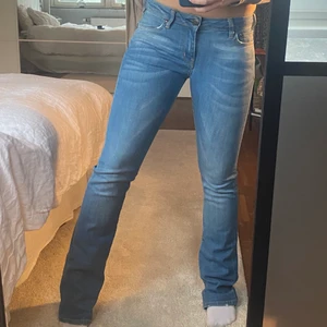 Lowwaist bootcut jeans - Supersnygga lågmidjade bootcut jeans💛💛💛