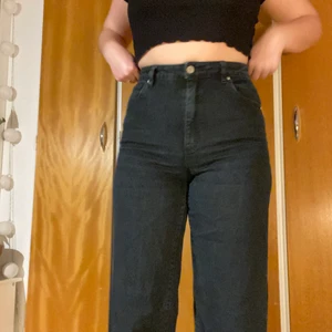 Abrand Jeans - Ett par väldigt bekväma och stretchiga jeans! De är 3/4 långa och högmidjade. Kvaliten är bra och jeansen är hela, färgen har som med alla svarta jeans bleknat lite i tvätten. Köpte de nya för ca 3 år sedan men har inte använt de de senaste 2. Modellen heter A STREET ALINE. Innerbenet har längden 64 cm och ytterbenet 94 cm. Midjestorleken är 29. 