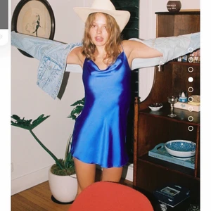 SLUTSÅLD Zara klänning  - Zara-klänning storlek S, helt slutsåld. Använd en gång och köpt för 360 kr. Jättefin och perfekt till nyår! Frakt tillkommer och priset kan ändras beroende på om man vill ha spårbar eller inte.