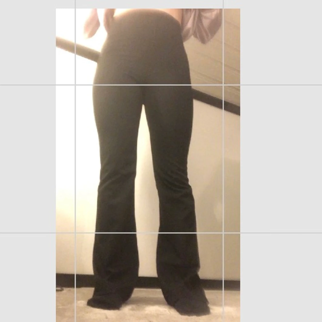 Svarta utsvängda byxor 