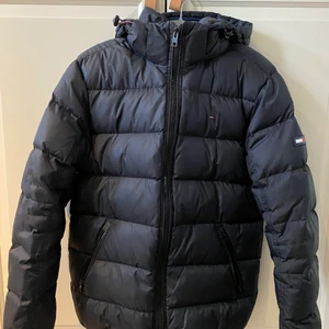 Dunjacka  - En marinblå dunjacka i fint skick från Tommy hilfiger!