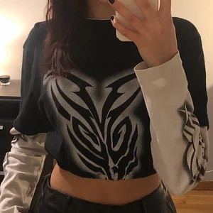 Croppad långärmad  - Skit snygg croppad tröja med tryck. Plagget sitter normalt (jag är 175 cm lång). Har använts ett fåtal gånger. Ingen retur. Alla plagg som säljs tvättas noga innan leverans! Det är bara att skriva om du har några frågor! <3