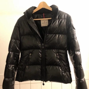 Moncler jacka - Varm äkta moncler jacka i vintage modell, bra skick💓 Utan luva. Det är det gamla klassiska modellen med större märke..  Skriv om du vill köpa direkt för 4000💓