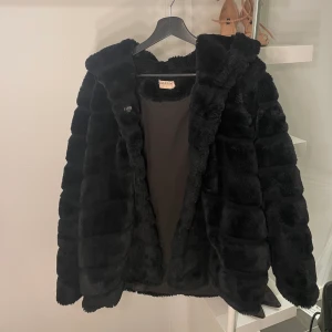 Pälsk jacka  - Fuskpäls. 