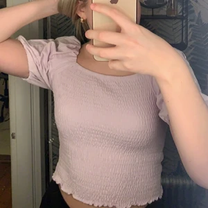 Gina Tricot stl M - En jättefin lila topp med puffärmar. Stl M och knappt använd💜