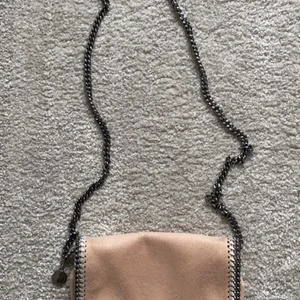 Stella mccartney väska  - Stella mccartney väska i färgen rosa. Knappt använd. 