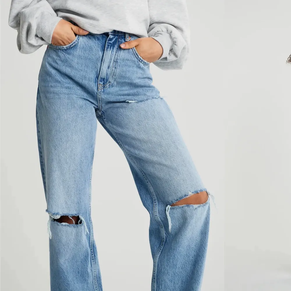 Jeans från Gina tricot: 90s high Waits i storlek 36. Har använt en gång, ordinarie pris 599:-, säljer dom för 249:- plus frakt. . Jeans & Byxor.