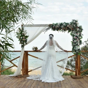 Bröllopsklänning  - Släjer min bröllops klänning som jag har egen designat i Istanbul där bilderna är tagna också. Klänning puffen ingår med som gör klänningen finaste ock visar ditalerna och även för bilder kan man ha på sig den. Kemtvättad och upphäng helt ny och fräsch. Det är egen design som jag köpte för 30.000kr i Turkiet vilket är samma summa här utan nån skillnad. Mitt nya Nypris 10000kr eller så kan priset diskuteras de bara ock skriva. 