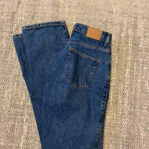 weekday rowe jeans i storlek 36, knappt använda.           köpta förra sommaren för 500kr