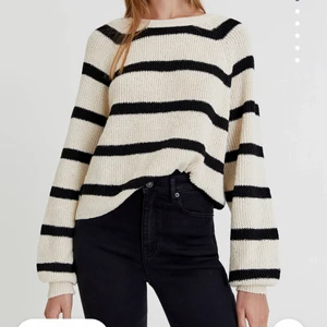 Randig stickad tröja - Säljer min tröja från PULL&BEAR i storlek XS som jag knappt använt. Ljuset är ganska dåligt på sista bilden vilket får tröjan att se rätt grå ut vilket den inte är.                100kr + 66kr spårbar frakt 🥰