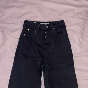 Levi’s ribcage straight ankle - Levis byxor i storlek 24x27. Använda men i gott skick 