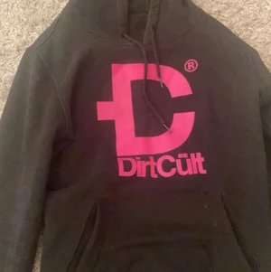 Dirtcult hoddie - Använd nåra gånger säljer för den inte används längre str L men är som en M, nypris 600 säljer för 250