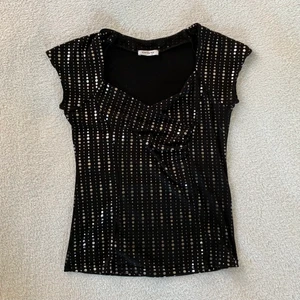 Topp från Orsay - Söt festlig topp från Orsay med silvriga prickar! Står inte storlek men passar mig som brukar ha XS/S 🖤
