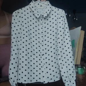 Prickig Skjorta Kawaii preppy - Jättesöt skjorta som passar xs/s bäst. Kragen och knapparna är väldigt detaljerade och välgjorda. 