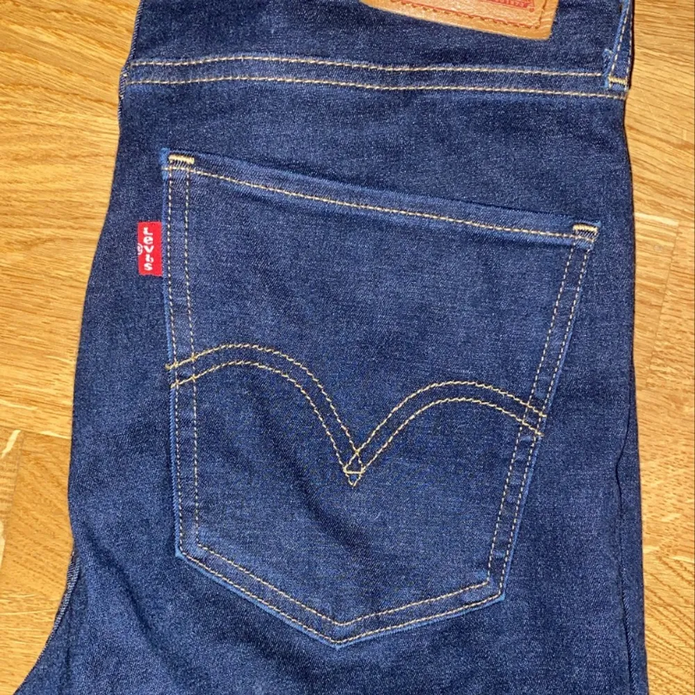 Mörkblå levis, långa skinny hög midja sparsamt använda.. Jeans & Byxor.
