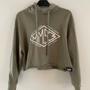 Hoodie - En cropad hoodie ifrån pull&bear. Så snygg färg! Strl M men mer som en small. Använd 1 gång.