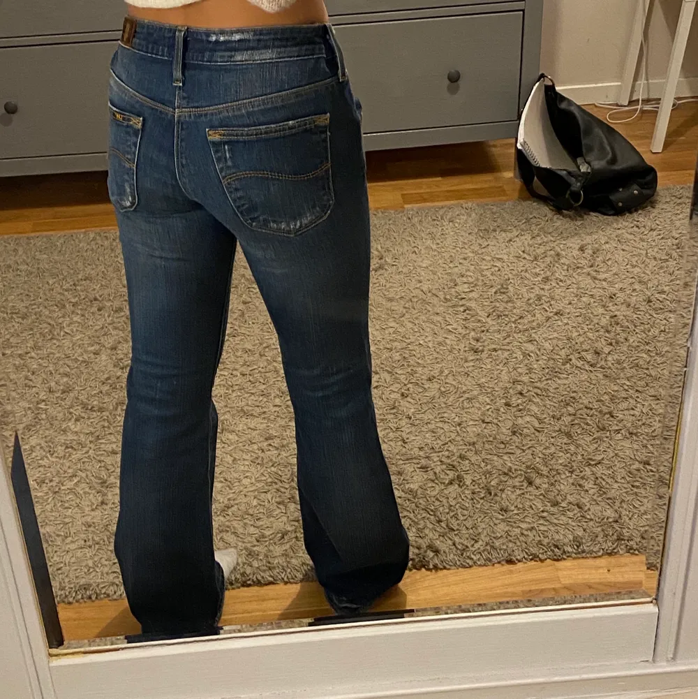 Super snygga Lee jeans. De är i väldigt bra sick och i orginallängden. Lågmidjade med bootcut modell. Skriv gärna privat vid frågor ❤️🥰 Frakt på 66kr tillkommer . Jeans & Byxor.