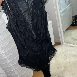 Spets  - En festlig spets body! Använd 1 gång köpt från hm stl xs