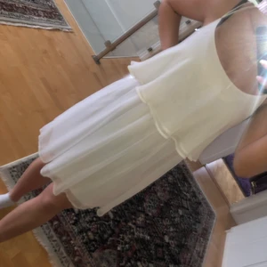 Klänning - Vit klänning från Nelly. Använd en gång, den är som ny. Storlek 34