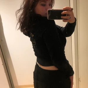 y2k tröja  - Y2K luvtröja med text på ryggen⭐️ FRAKTEN INGÅR I PRISET 