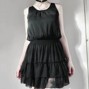 Helsvart klänning 🖤 - Svart klänning med resår i midjan 🖤 Så himla söt och dessutom väldigt bekväm 🥰  Storlek S  50kr