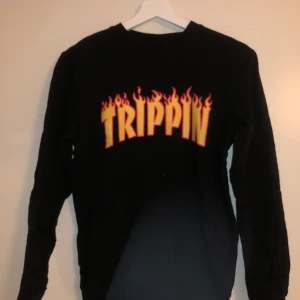 Svart sweatshirt  - Svart sweatshirt med eld. Väldigt mjuk insida och varm tröja. 