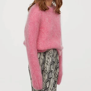 H&M mohair tröja - Fantastisk tröja i mohair blend från Hm som är helt slutsåld. Storlek xs men sitter oversized. Finaste färgen och använd ca 5 gånger