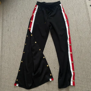 Använda fåtal gånger  - Byxa med knapp detaljer på sidan som går att knäppa upp hela vägen 