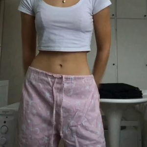 Pyjamasbyxor  - Säljer dessa supersnygga rosa pyjamasbyxorna!!❤️❤️❤️ finns även en matchande pyjamas shorts till, så skriv om ni är intresserade av den med!🥰🥰