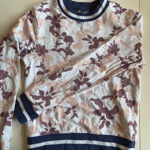 Långärmad tröja - Fin långärmad tröja från United Colors of Benetton i storlek XS. Väldigt sparsamt använd och i mycket bra skick! Kontakta mig om du har frågor eller vill köpa. Pris är diskuterbart vid snabb affär.🥰 Fraktalternativ: 66kr postnord spårbart, 62kr postnord påse M, 48kr postnord frimärke 