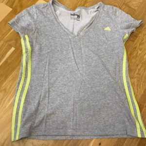 Adidas tröja och byxa - Grå Adidas byxa och tröja. Byxan är kort når till knäna 