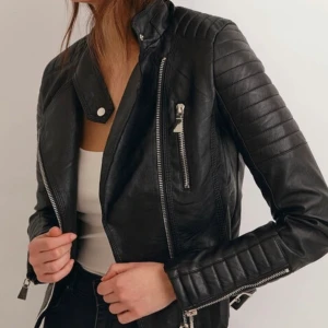 Skinnjacka  - Säljer min bikerjacka från Chiquelle i FAUX läder då den inte kommer till användning längre. I storlek 40 men liten i storleken. Fraktar endast och köparen står för frakten.🤍